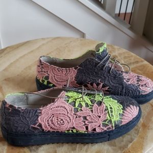 AGL NWT tennis shoes